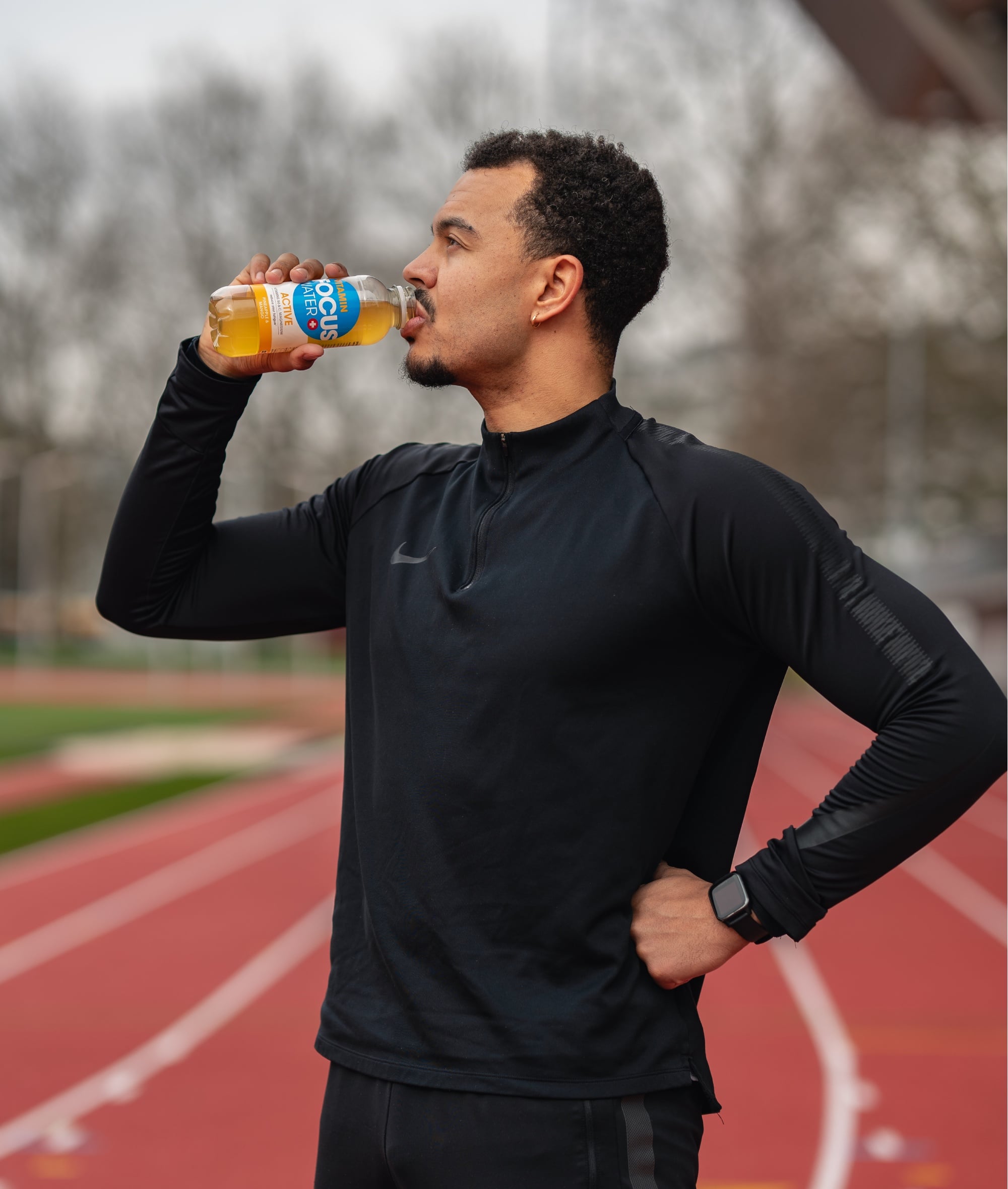 Ein Sportler trinkt nach dem Sport ein Focuswater Active Vitaminwasser