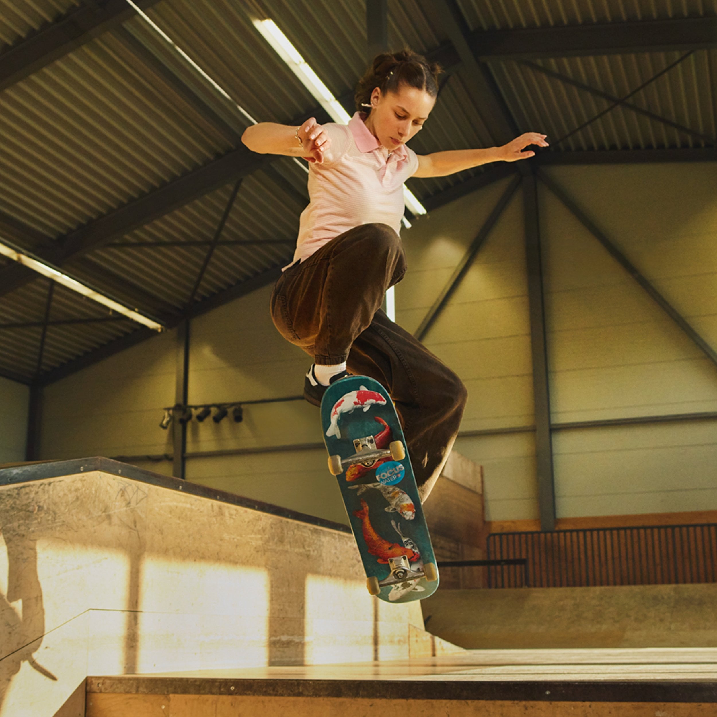 Junge Frau beim Skateboard-Trick
