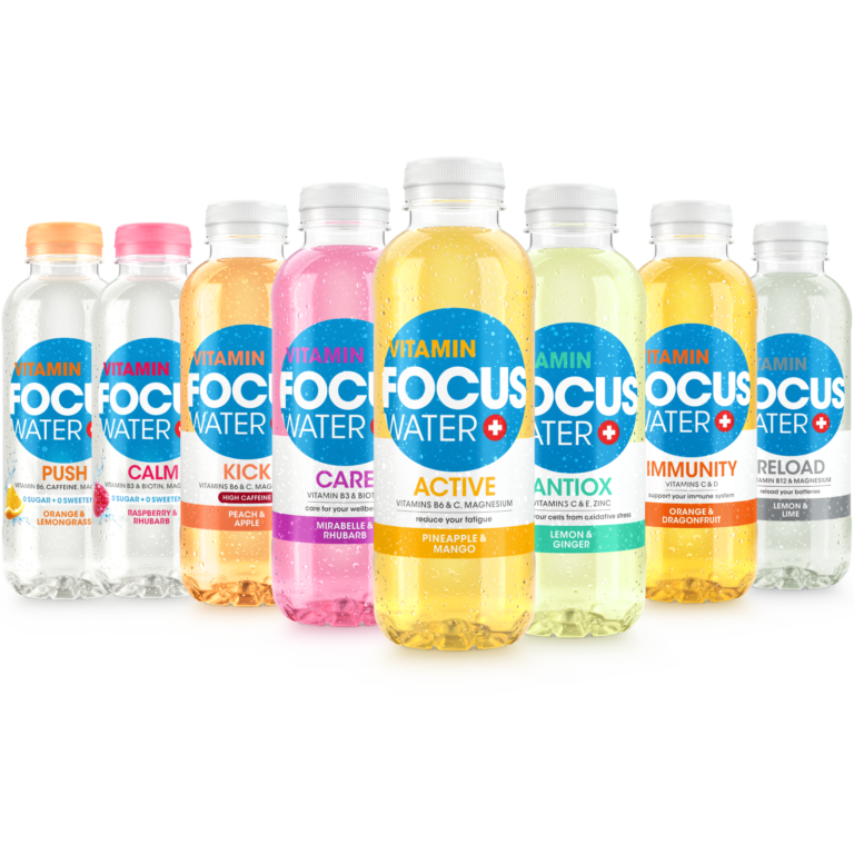 Acht Focuswater Flaschen in verschiedenen Geschmacksrichtungen nebeneinander.