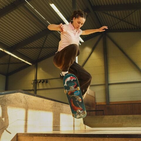 Junge Frau beim Skateboard-Trick