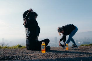 Zwei Personen dehnen sich nach dem Sport und im Vordergrund stehen zwei FOCUSWATER Flaschen