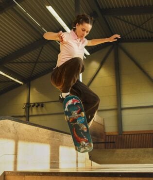 Junge Frau beim Skateboard-Trick