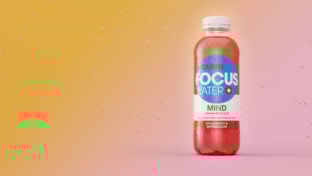 Focuswater Mind Flasche vor einem bunten, gesprenkelten Hintergrund.