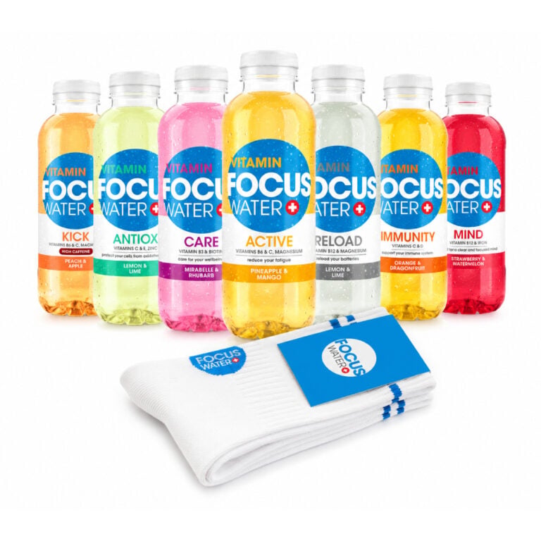 Sechs Focuswater Flaschen in verschiedenen Geschmacksrichtungen, Socken beigelegt.
