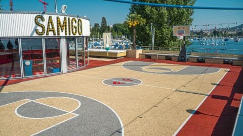 Dachterrasse mit Basketballfeld und Blick auf den See.